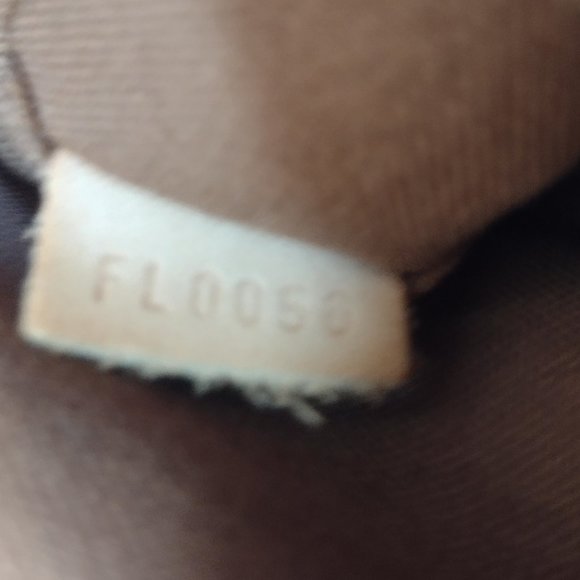 π§‘ Cute Louis Vuitton Lock Itπ§‘ - Picture 2 of 13